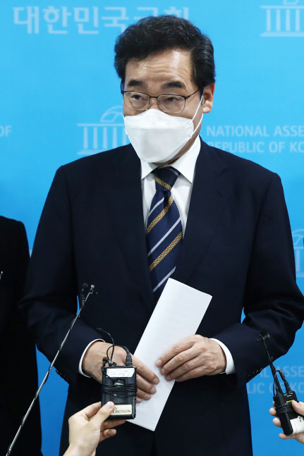 이낙연 전 민주당 대표가 31일 국회 소통관에서 정책 공약을 발표한 뒤 기자들과 질의응답을 하고 있다. 연합뉴스